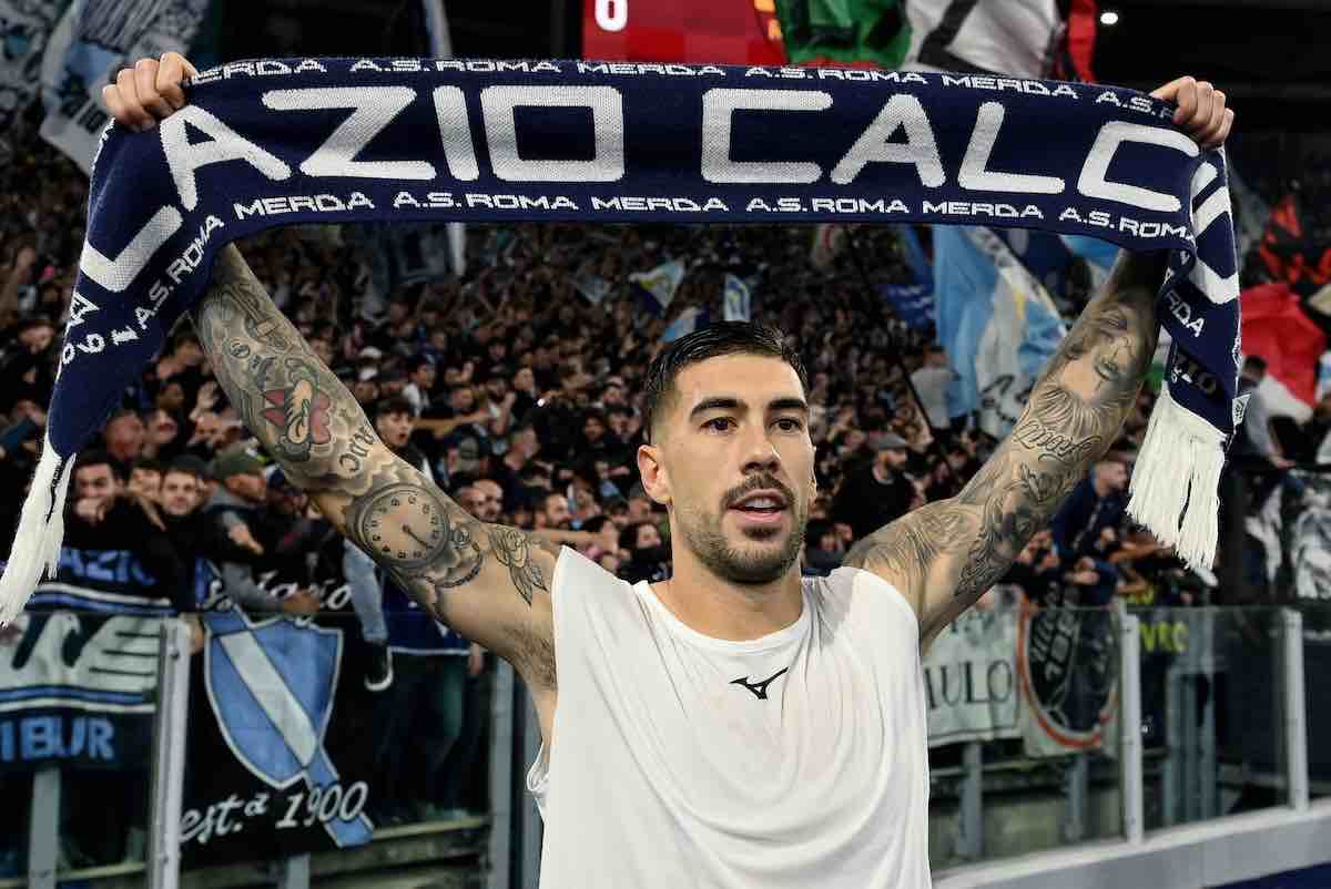 Zaccagni esulta con la sciarpa della Lazio sotto la Curva
