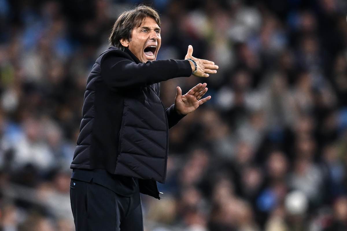 Antonio Conte sulla panchina del Napoli nella sfida contro il Manchester City Antonio Conte sulla panchina del Napoli nella sfida contro il Manchester City