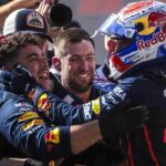 Max Verstappen esulta con i meccanici Red Bull