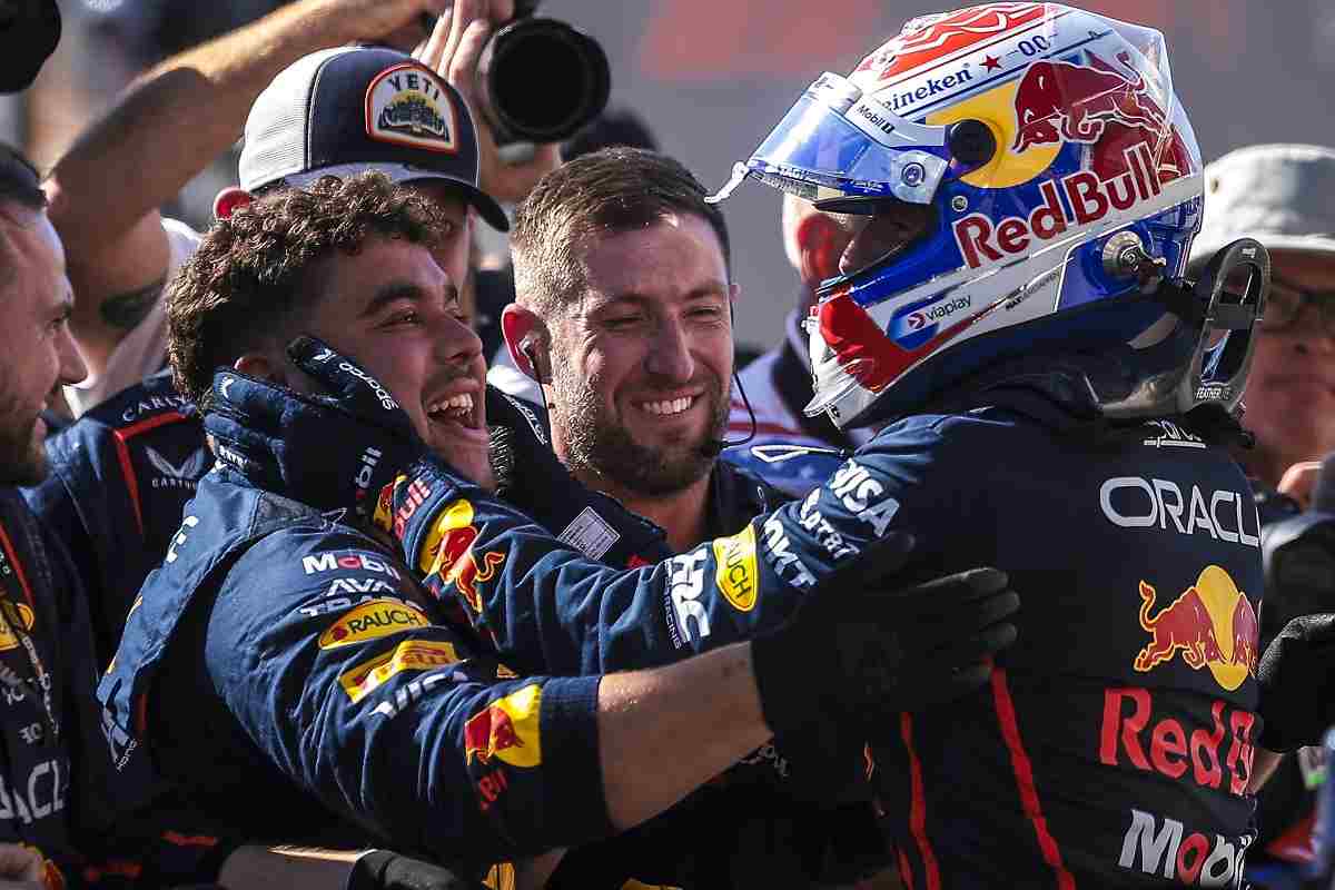 Max Verstappen esulta con i meccanici Red Bull