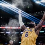 LeBron James con la maglia dei Lakers