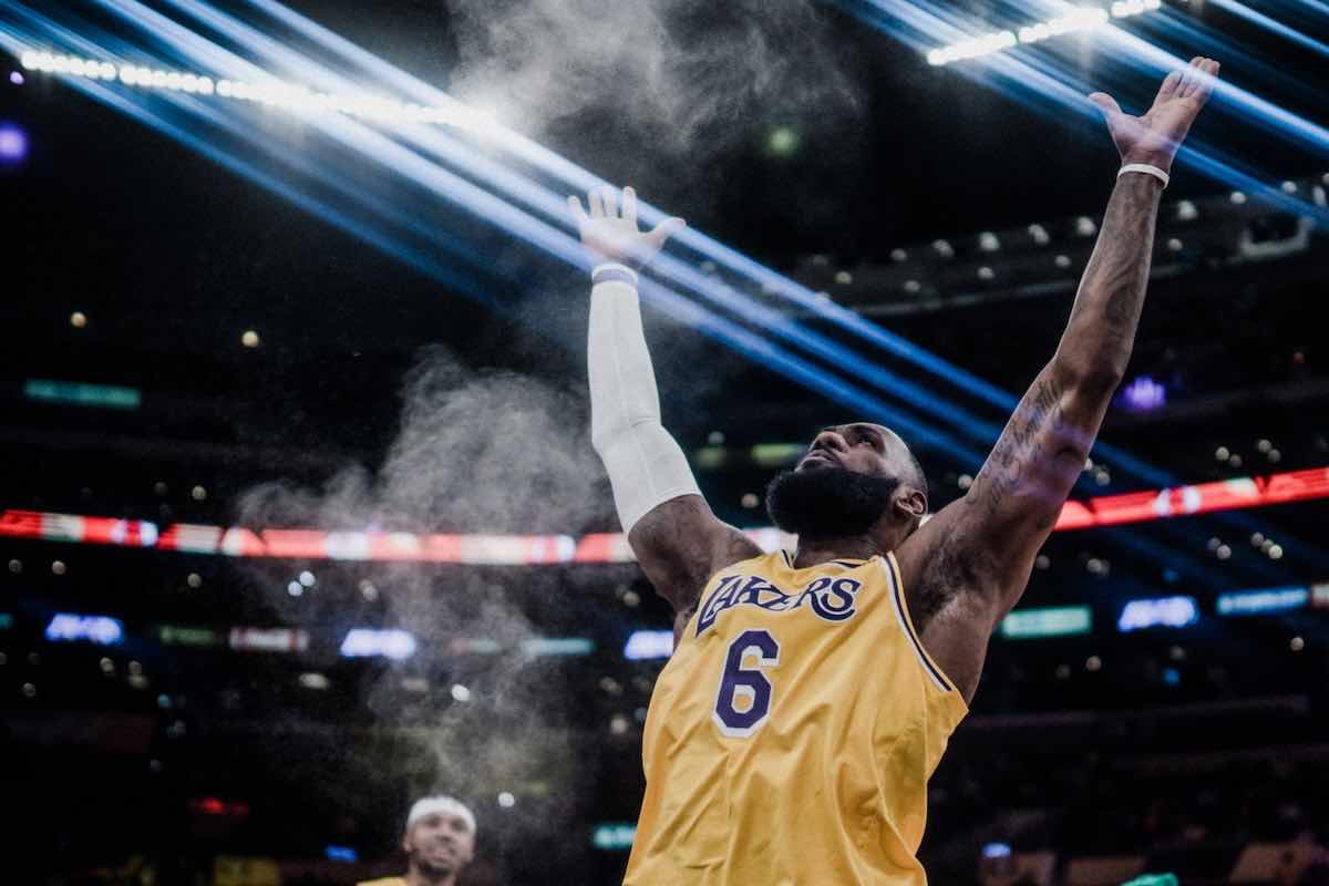 LeBron James con la maglia dei Lakers