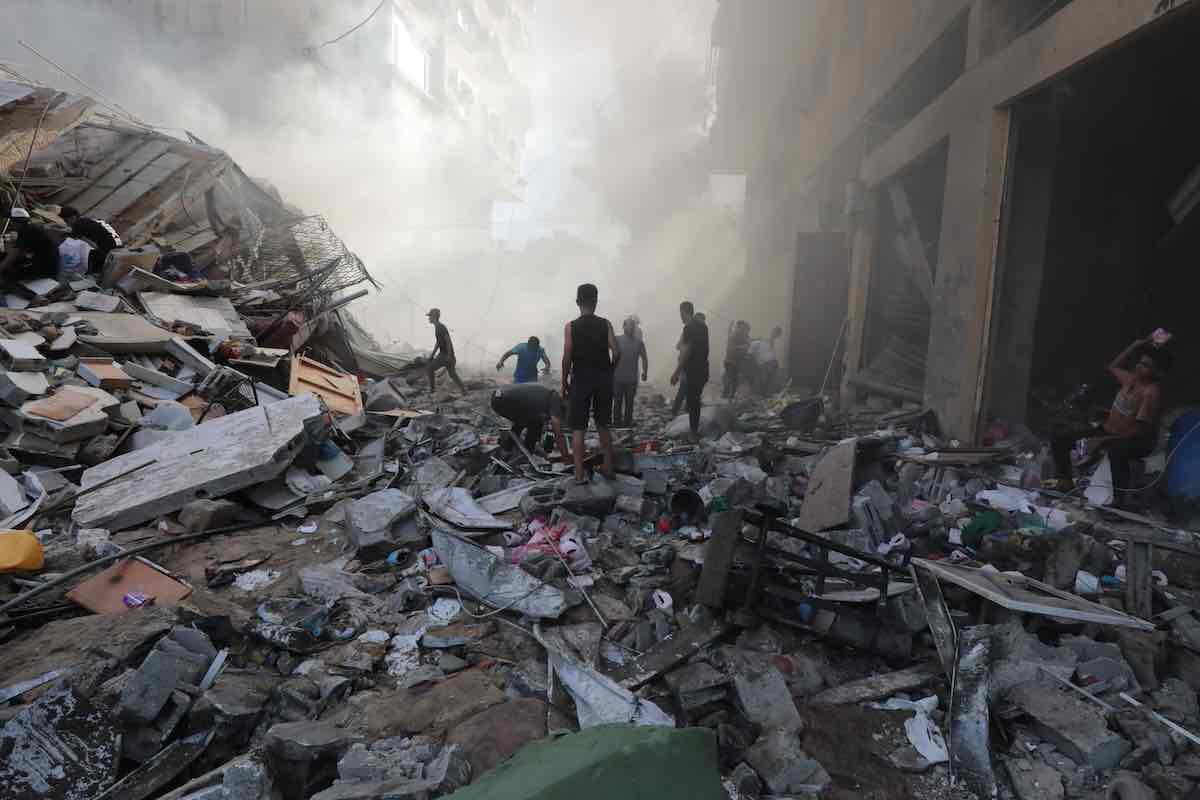 Gaza avvolta dalle macerie in uno scenario surreale