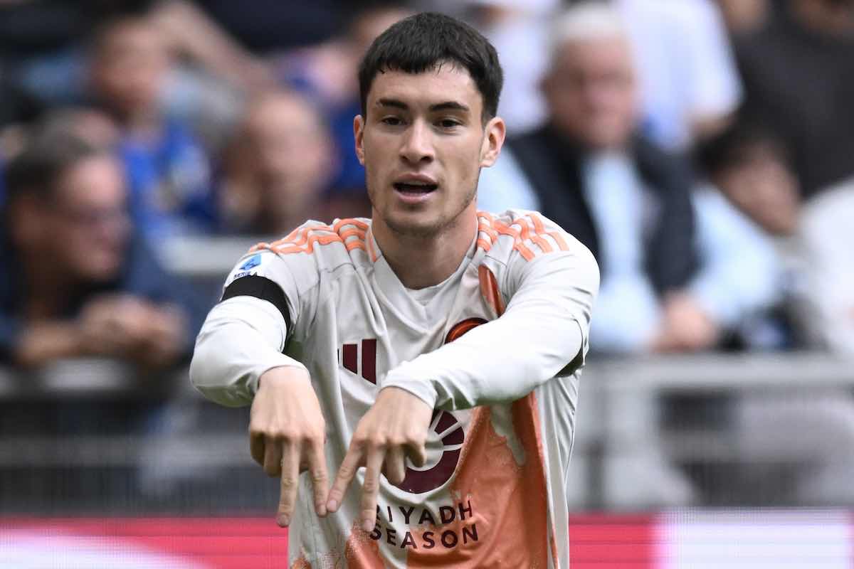 Matias Soulè con la maglia della Roma