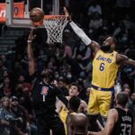 LeBron James alla schiacciata con la maglia dei Lakers