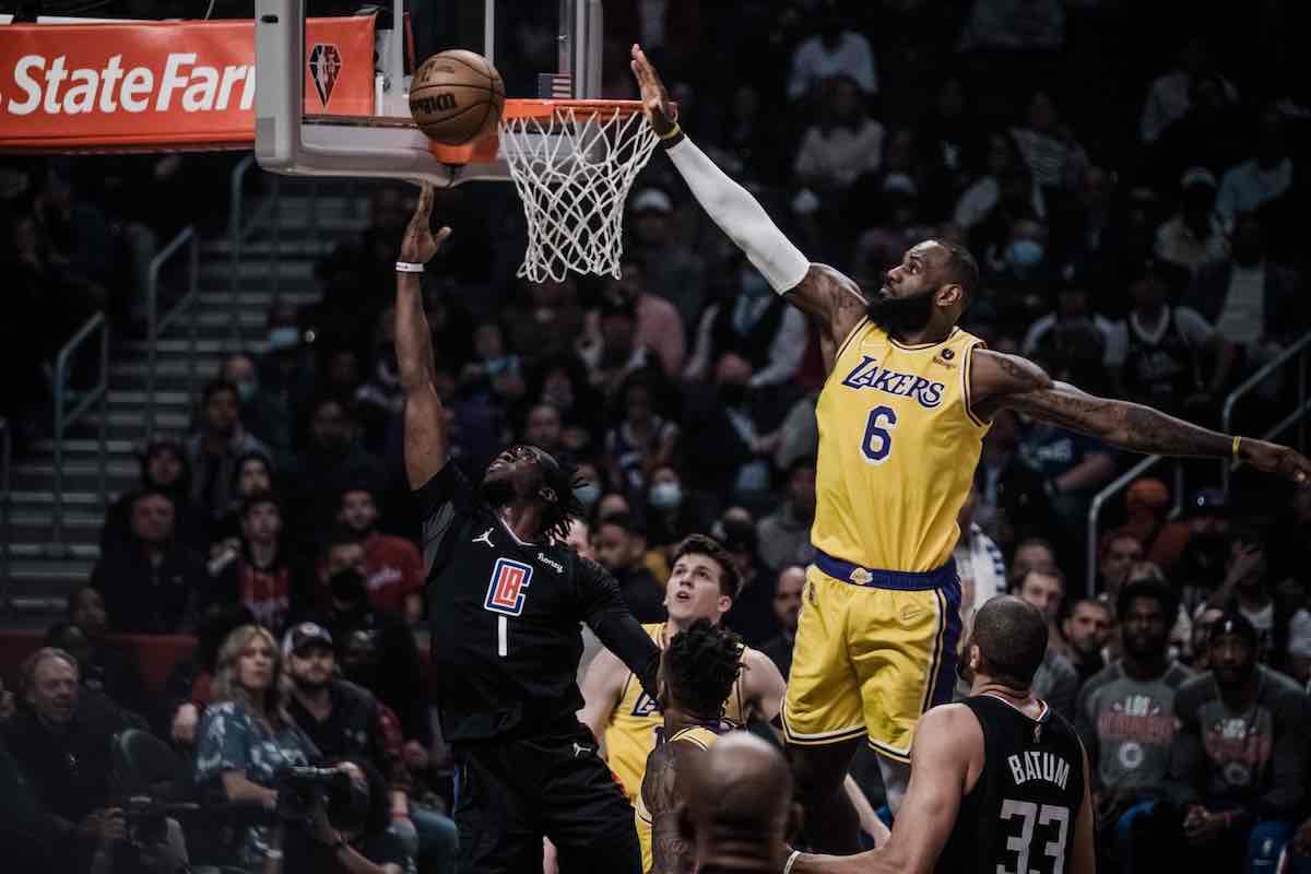 LeBron James alla schiacciata con la maglia dei Lakers