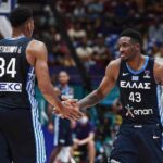 Giannis Antetokounmpo col fratello in una partita con la maglia della Grecia