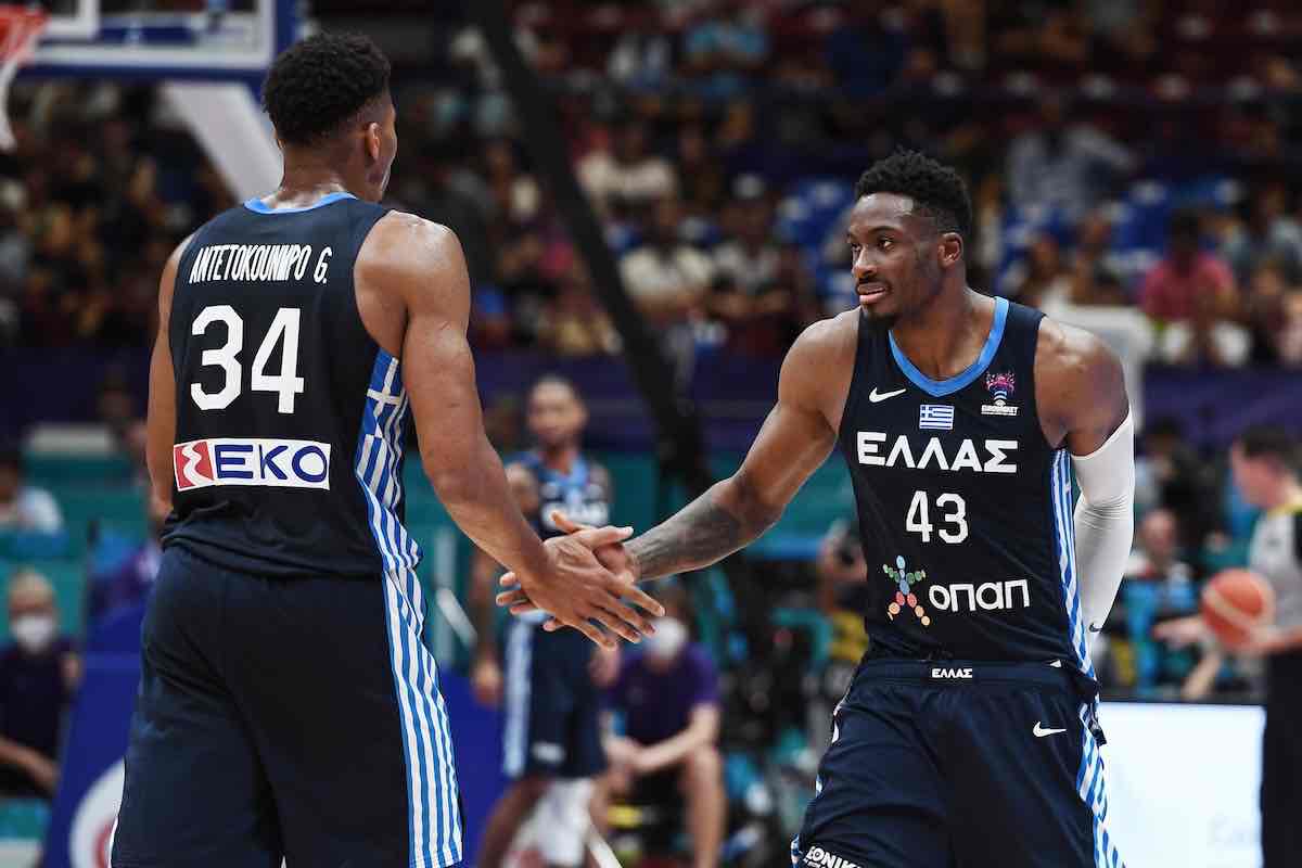 Giannis Antetokounmpo col fratello in una partita con la maglia della Grecia