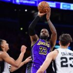 LeBron James in un azione con la maglia dei Lakers in NBA