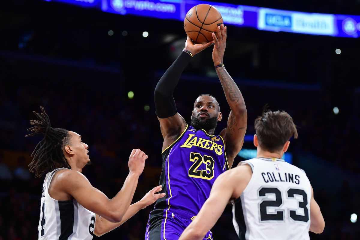 LeBron James in un azione con la maglia dei Lakers in NBA