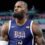 LeBron James, simbolo dell'NBA, con la maglia degli USA