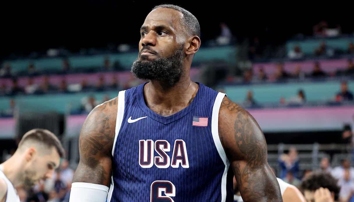 LeBron James, simbolo dell'NBA, con la maglia degli USA