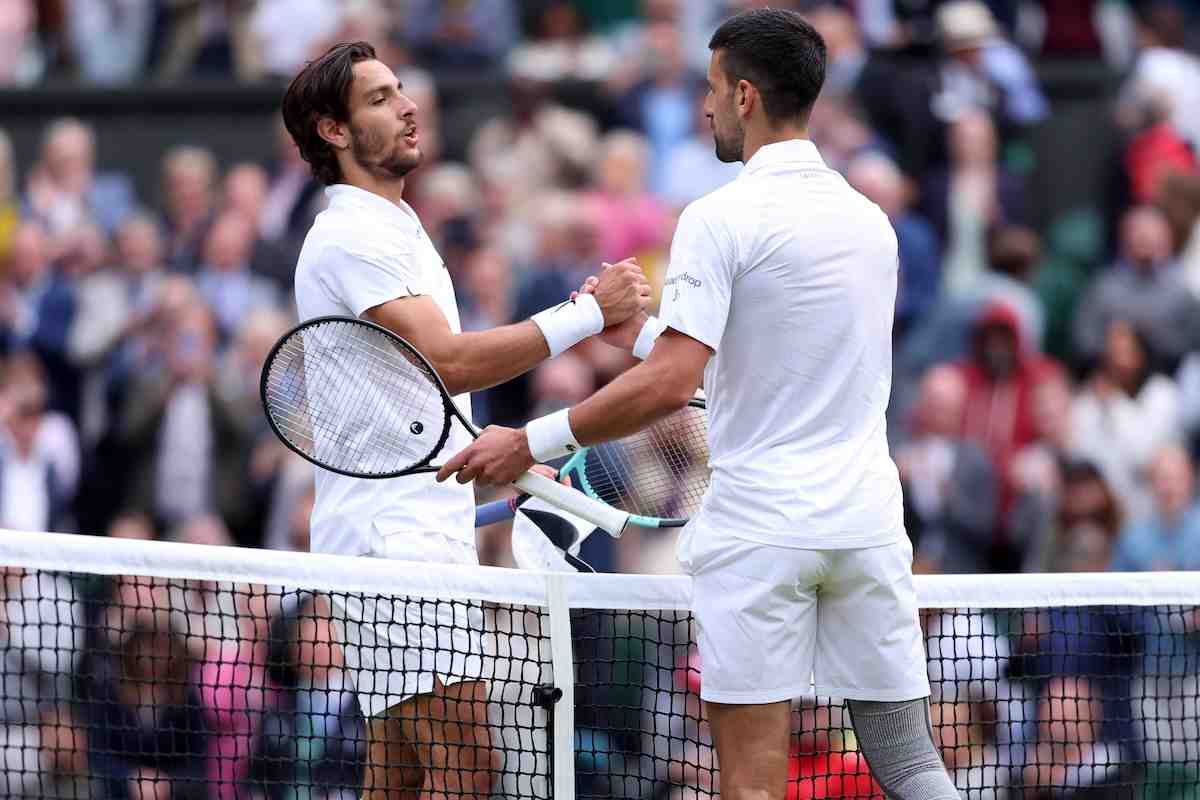 Djokovic batte Musetti ad Atene ma gli regala le ATP Finals: la frase sussurrata da Nole a Lorenzo