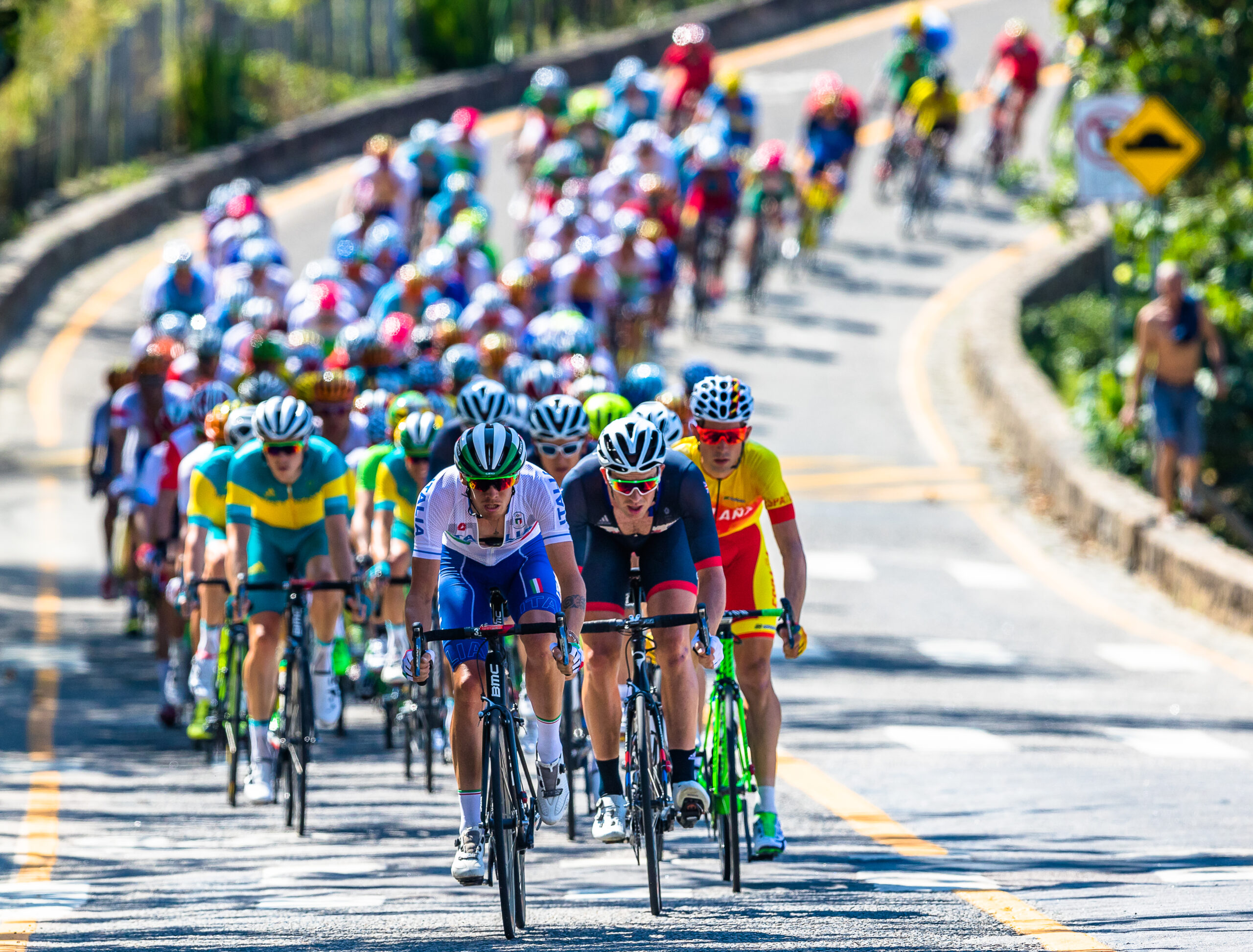 La fisica applicata alle due ruote: come la gestione del vento ha ridisegnato il ciclismo moderno
